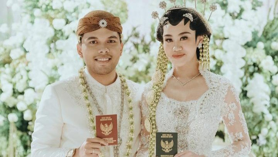 Penampilan Aaliyah Massaid di acara akad nikah menuai decak kagum para tamu undangan. Aaliyah tampil anggun dalam balutan kebaya putih yang jadi ciri khas dari adat Jawa. Thariq Halilintar dan Aaliyah Massaid/Foto:instagram.com/thariqhalilintar