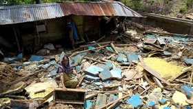 Seorang warga mencari barang yang masih dapat digunakan di atas puing rumahnya yang hancur diterjang banjir di Desa Tanah Putih, Kabupaten Bone Bolango, Gorontalo, Rabu (24/7/2024). Badan Penanggulangan Bencana Daerah (BPBD) setempat mendata 75 rumah