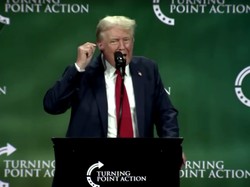 Trump Sebut Kamala Harris Mau Hancurkan Konstitusi Lewat Mahkamah Agung