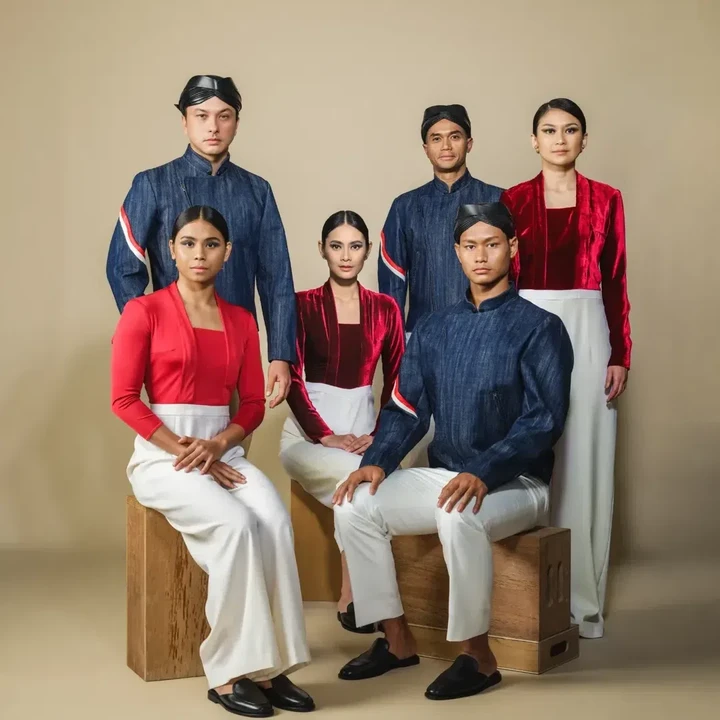 <p>Aktor Nicholas Saputra menjadi salah satu model seragam Defile Tim Indonesia yang dikenakan untuk Opening Ceremony Olimpiade Paris 2024 pada Jumat (26/7/2024). Hasil pemotretan ini diunggah melalui akun resmi Tim Indonesia. (Foto: Instagram@timindonesiaofficial)</p>