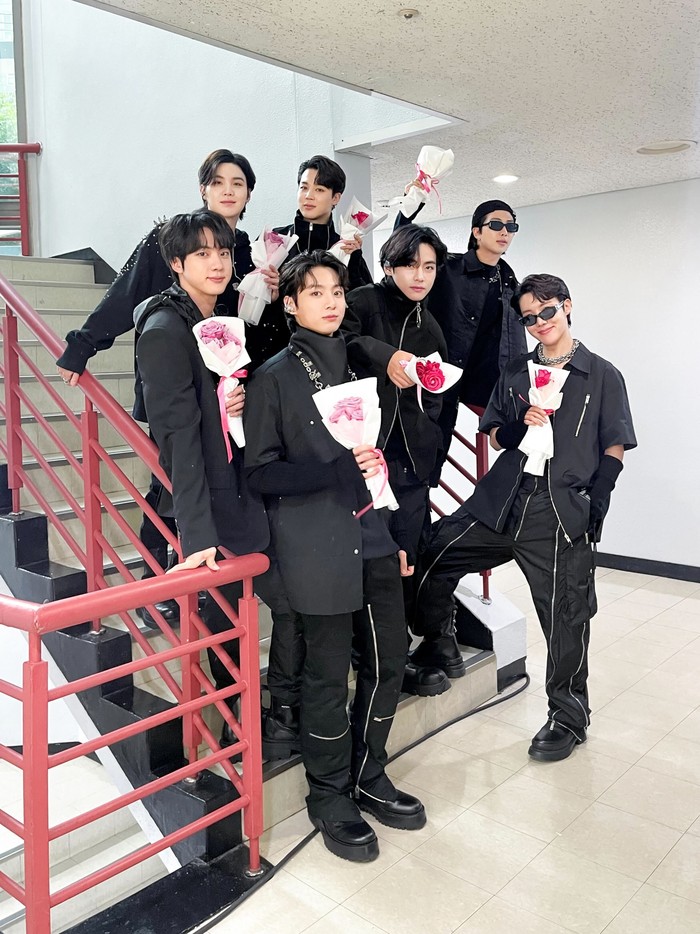 Siapa sih yang tidak kenal BTS? Ya, boyband yang satu ini juga memiliki rapper trio, lho! Trio rapper yang terdiri dari RM, Suga, dan j-hope tersebut merupakan salah satu rap line paling ikonik di industri musik Korea Selatan./ Foto: x.com/bts_bighit