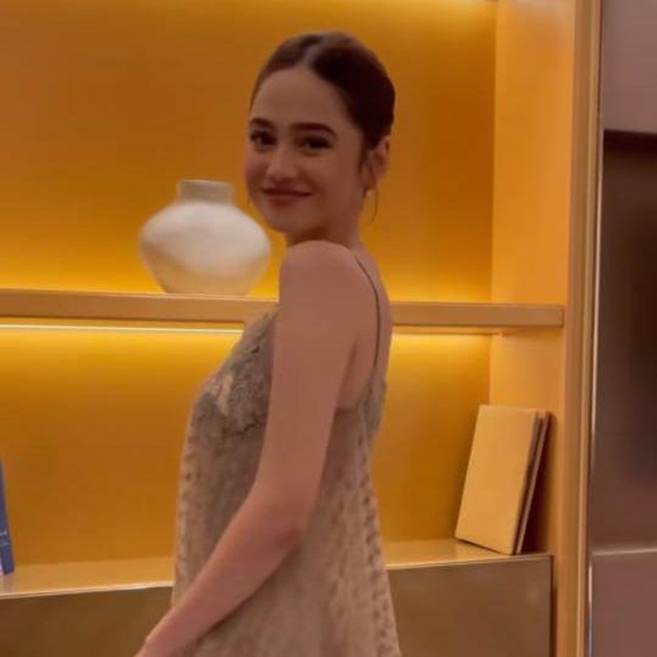 <p>Ia pun sempat mengunggah video singkat yang memperlihatkan penampilannya. "Styled <em>@wanda_haraa,</em> dress <em>@saptodjojokartiko,</em> jewellery <em>@adellejewellery,"</em> tulis caption tersebut, dikutip dari laman <em>Instagram@syifahadju,</em> Sabtu (27/7/2024). (Foto: Instagram@syifahadju)</p>