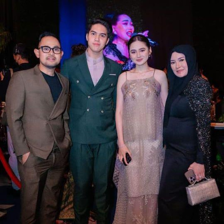 <p>Hal itu diketahui langsung dari beberapa potret <em>postingan</em> ulang yang diunggah oleh Syifa di akun Instagram pribadinya. Ia hadir dengan balutan busana yang sukses membuatnya tampil memesona. (Foto: Instagram@syifahadju)</p>