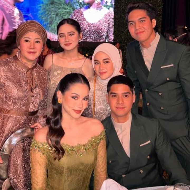 <p>Nama Syifa Hadju tampaknya selalu mencuri perhatian publik. Selain karena kemampuan dan prestasinya dalam dunia hiburan, aktris Tanah Air yang satu ini juga selalu tampil memukau di hadapan publik. (Foto: Instagram@diandramarsha)</p>