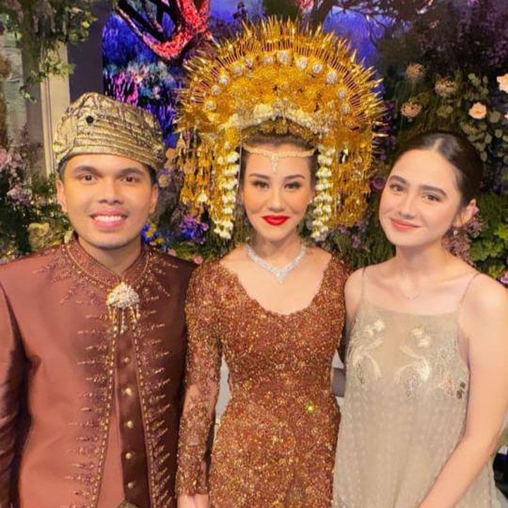 <p>Perempuan 24 tahun ini diketahui menjadi salah satu tamu undangan dalam pernikahan Aaliyah Massaid dan Thariq Halilintar yang dilangsungkan pada Jumat (26/7/2024). (Foto: Instagram@syifahadju)</p>