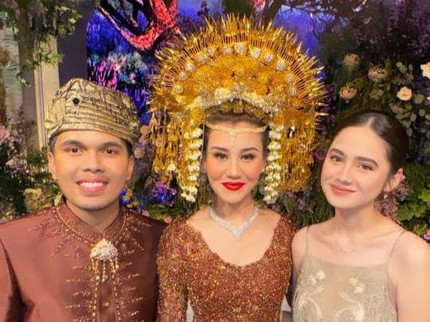 5 Potret Memesona Syifa Hadju di Resepsi Pernikahan Aaliyah & Thariq