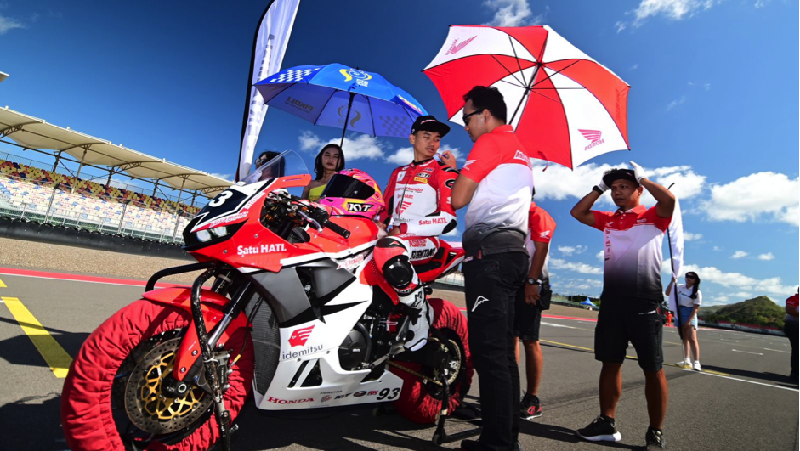 Di lintasan balap yang penuh dengan adrenalin, PT Astra Honda Motor (AHM) melaju kencang bersama mimpi para pembalap muda Indonesia. Dilandasi komitmen kuat,