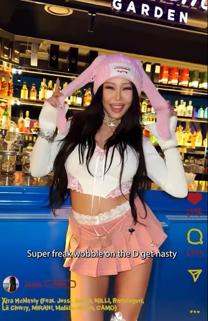 Usai mengakhiri kontrak dengan MORE VISION pada 2023, Jessi berkolaborasi bersama pendiri agensi tersebut yaitu Jay Park. Didominasi warna pink, Jessi tampak berkharisma sekaligus menggemaskan dengan hat bunny./ Foto: youtube.com/JayPark0425