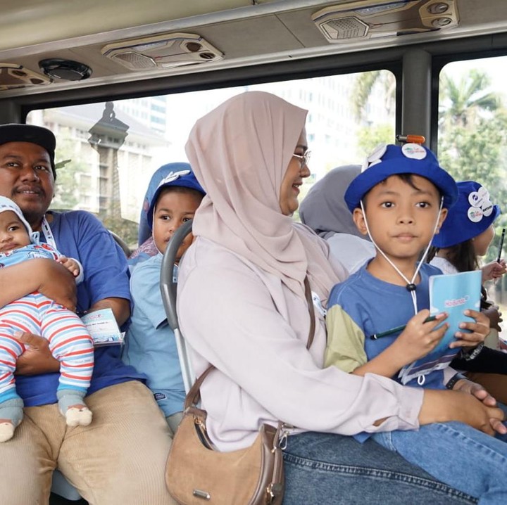<p>Pada acara ini, Bunda dan keluarga mengelilingi Kota Jakarta menggunakan bus tingkat. Perjalanan dimulai pukul 09.00 WIB menelusuri Balai Kota Jakarta, kantor BUMN, Kementerian Pertahanan hingga Istana Negara. Foto: HaiBunda/Andri Ziauddin</p>