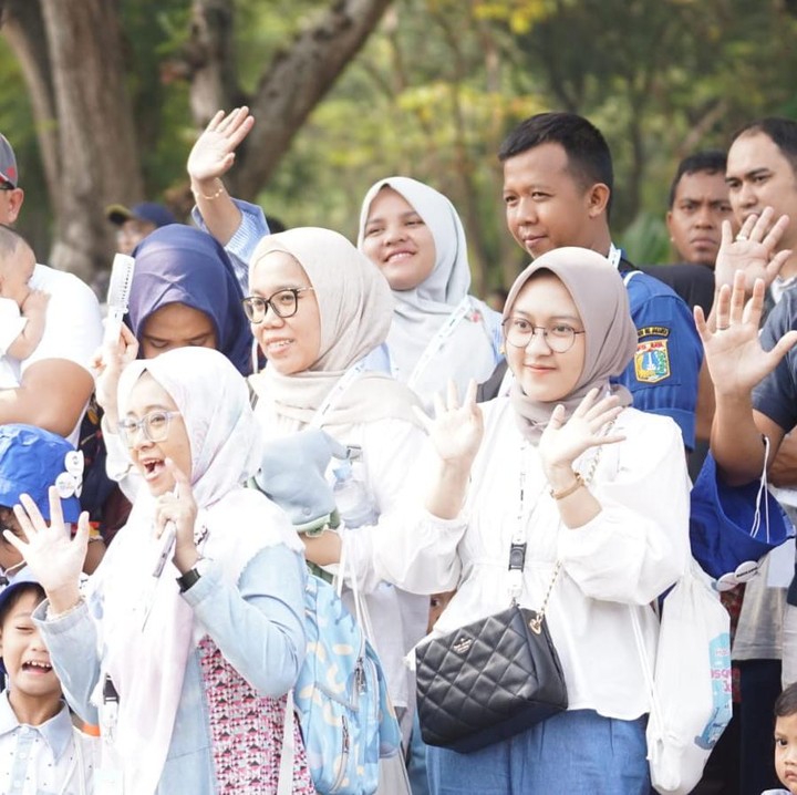 <p>Sebelum mengakhiri acara, pemandu wisata Monas yang bernama Abdul Aziz turut mengajak anak-anak menyanyikan lagu Hari Kemerdekaan. Semuanya serentak bernyanyi dengan senang. Nah, itulah keseruan Discover Jakarta hari ini, nantikan acara selanjutnya, ya, Bunda. Foto: HaiBunda/Andri Ziauddin</p>