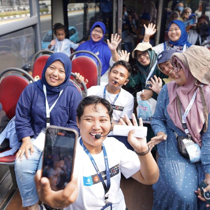 <p>Selama di perjalanan, pemandu wisata turut memberikan penjelasan tentang sejarah ikonik yang dilewati seperti Patung MH Thamrin, Patung Arjuna Wijaya, dan Masjid Istiqlal. Foto: HaiBunda/Andri Ziauddin</p>