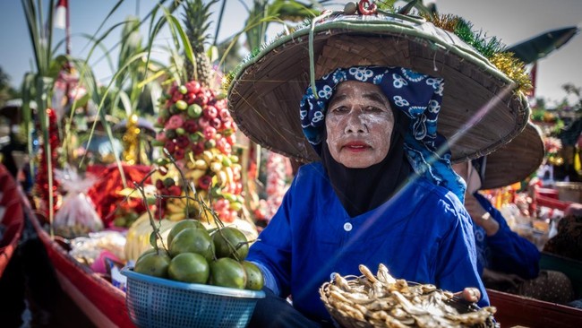 FOTO: Keseruan Festival Pasar Terapung Lok Baintan 2024