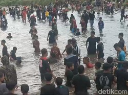Tumplek Blek Warga Berburu Ikan Saat Tradisi Gramak Iwak di Banjarnegara
