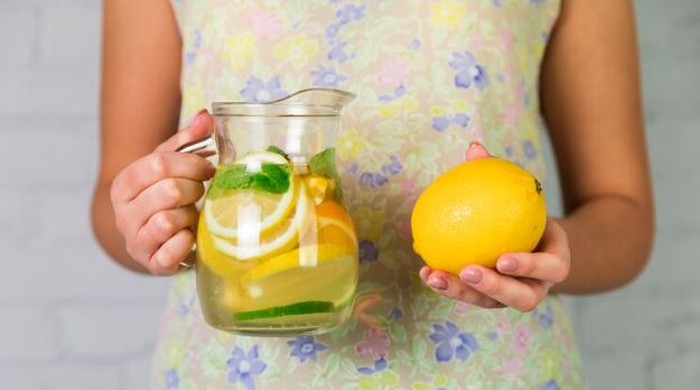 Manfaat minum air lemon secara rutin di pagi hari/Foto: Freepik/Freepik