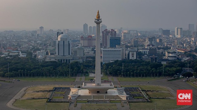 Pemprov DKI Jakarta sedang mengkaji usul memperpanjang jam operasional Monas hingga malam hari.