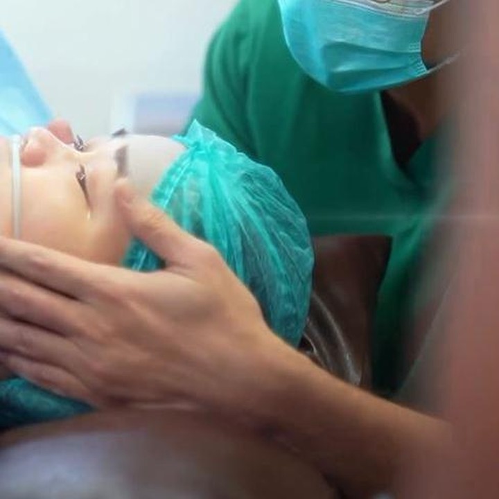 <p>Saat di ruang operasi, Denny Sumargo juga mendampingi Oliv untuk memberikan dukungan, Bunda. Oliv sendiri tak kuasa menahan tangisnya selama proses persalinan. (Foto: Instagram @sumargodenny)</p>