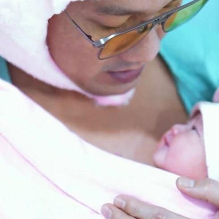 <p>Tak hanya Oliv, Denny Sumargo juga melakukan skin to skin dengan anak pertamanya setelah dilahirkan. Pria 42 tahun ini menggendong dan mendekap putrinya itu dengan penuh kasih sayang. (Foto: Instagram @sumargodenny)</p>