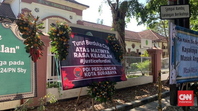 PDIP turut mengirimkan rangkaian bunga ke PN Surabaya sebagai bentuk kecewa atas putusan hakim yang membebaskan Ronald Tannur dalam kasus pembunuhan.
