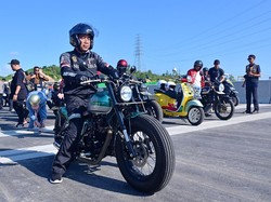 Gaya Jokowi Berjaket Nusantara Motoran Bareng Artis di IKN