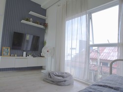 Tips Bangun Rumah Adem dan Terang, Nggak Perlu Lampu & AC di Siang Hari