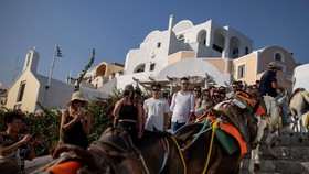 FOTO: Kala Santorini Kebanjiran Turis