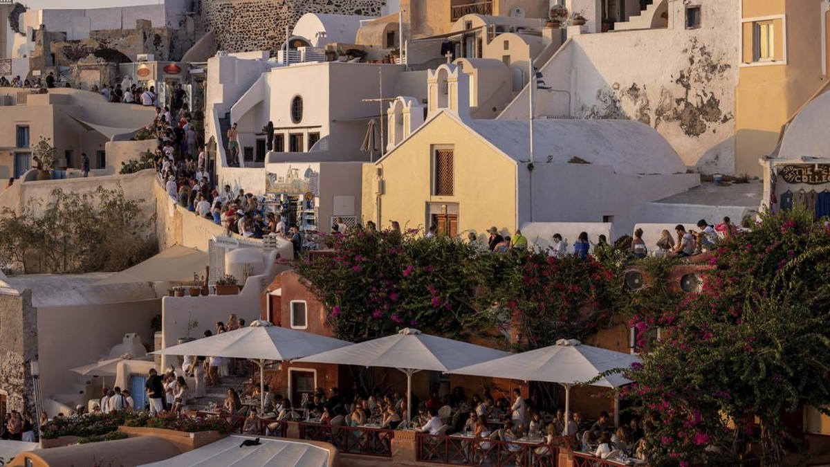 FOTO: Kala Santorini Kebanjiran Turis