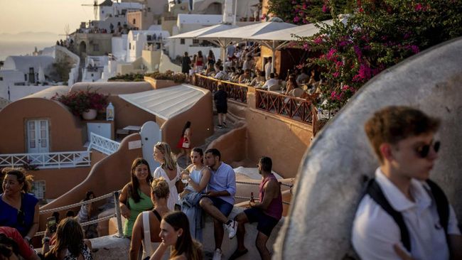 Santorini membatasi wisatawan setelah kedatangan 11 ribu wisatawan kapal pesiar yang menyerbu pulau ini dalam satu hari.