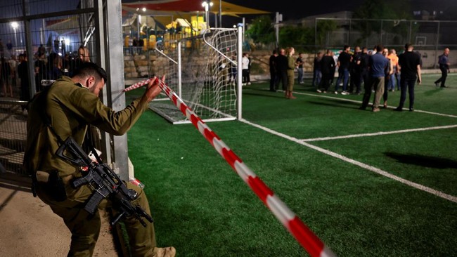 PM Israel Benjamin Netanyahu mengunjungi wilayah pendudukannya di Dataran Tinggi Golan pada Senin (29/7).