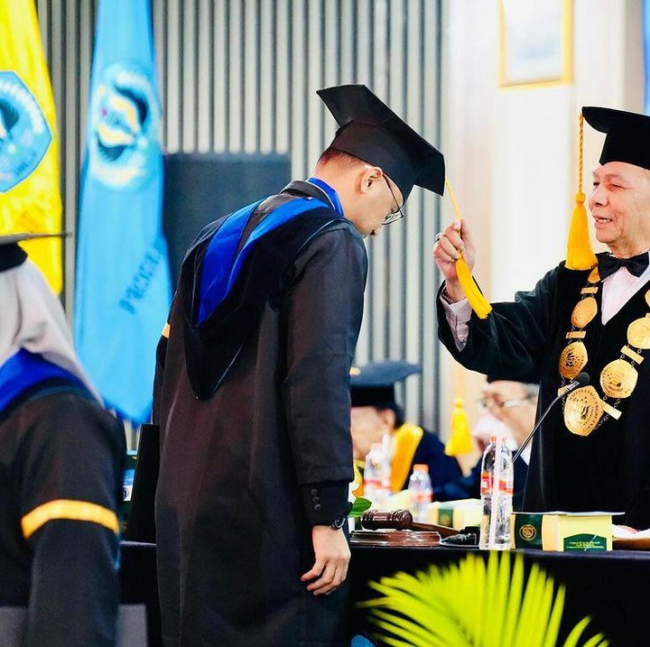 <p>Tak jauh berbeda dengan Sonya, Hengky Kurniawan juga bersyukur karena diberikan kelancaran dalam menyelesaikan studinya. Pria yang kini terjun ke dunia politik itu berharap ilmu yang didapatnya bisa bermanfaat untuk banyak orang, Bunda. "Semoga ilmu ini bermanfaat untuk masyarakat. Terimakasih Yangti untuk doanya. Untuk ibu mertua, <em>alhamdulilah</em>, janji Hengki tertunaikan. Terimakasih doanya masyarakat Bandung Barat. <em>Alhamdulilah</em>...." tulisnya. (Foto: Instagram @hengkykurniawan/ @sonyafatmala)</p>