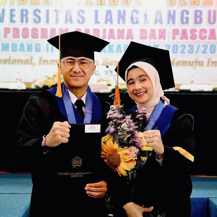 <p>Pasangan artis Sonya Fatmala dan Hengky Kurniawan berhasil menyelesaikan pendidikan di perguruan tinggi. Baru-baru ini, keduanya melangsungkan acara kelulusan atau wisuda bareng, Bunda. (Foto: Instagram @hengkykurniawan/ @sonyafatmala)</p>