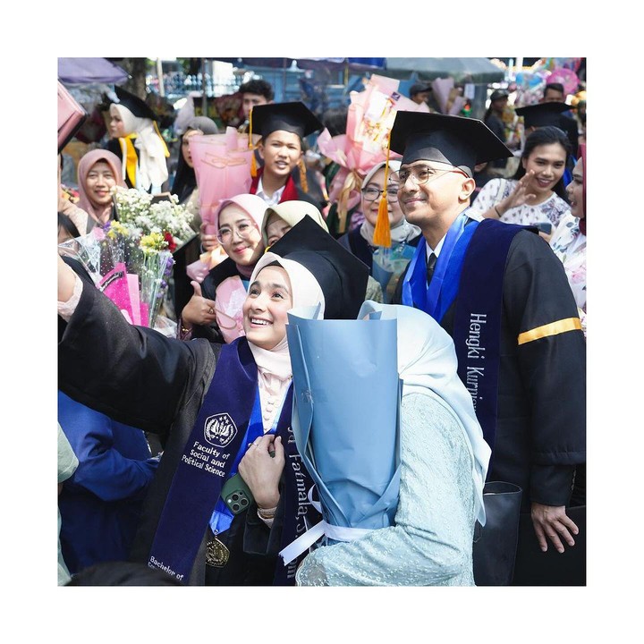 <p>Sejak menikah, Sonya Fatmala dan Hengky Kurniawan memang sudah jarang tampil di layar kaca. Hengky Kurniawan memutuskan terjun ke dunia politik, sementara Sonya selalu mendampingi suaminya dan bahkan tak segan ikut turun langsung membantu masyarakat. (Foto: Instagram @hengkykurniawan/ @sonyafatmala)</p>