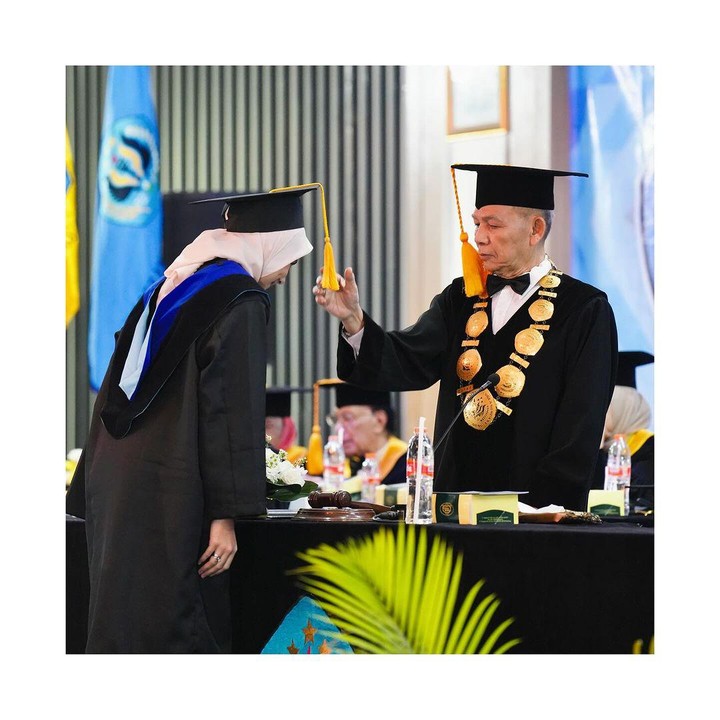 <p>Sonya mengaku senang bisa lulus kuliah setelah sempat menundanya. Ia semakin bahagia lantaran bisa lulus bareng bersama sang suami. "<em>Allhamdulillah</em>.. setelah bertahun2 ngundur kuliah akhirnya selesai juga.. Dapet bonus selesainya pas bisa barengan juga sama kang @hengkykurniawan. Semoga ilmu yang kami pelajari selama ini bisa bermanfaat untuk diri sendiri dan orang lain. Terimakasih untuk semua doa nya," tulis Sonya di Instagram. (Foto: Instagram @hengkykurniawan/ @sonyafatmala)</p>