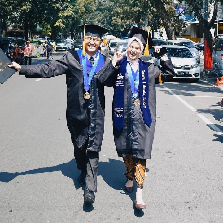 <p>Sonya Fatmala dan Hengky Kurniawan lulus dari Universitas Langlangbuana di Bandung, Jawa Barat. Dari unggahan di Instagram, Sonya Fatmala diketahui lulus dari Fakultas Ilmu Sosial dan Ilmu Politik, sementara suaminya Hengky Kurniawa berhasil menyelesaikan kuliah di Program Studi Ilmu Pemerintahan. (Foto: Instagram @hengkykurniawan/ @sonyafatmala)</p>