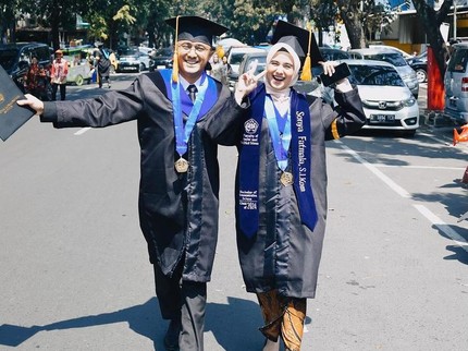 5 Potret Kebahagiaan Sonya Fatmala & Hengky Kurniawan Bisa Wisuda Sarjana Bareng