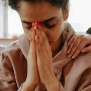 6 Cara Berbicara dengan Teman yang Sedang Mengalami Masa Sulit Menurut Psikolog