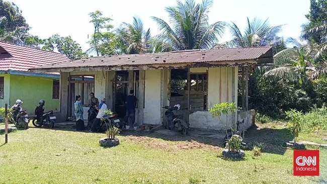 Dua ruang kelas SDN 17 Pamenang rusak parah hingga nyaris roboh. Dinding gedung retak-retak, pintu kelas juga reyot.