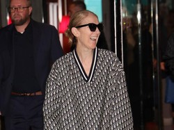 Kocaknya Celine Dion Bongkar Isi Tas, Ada Mikrofon sampai Makanan Anjing