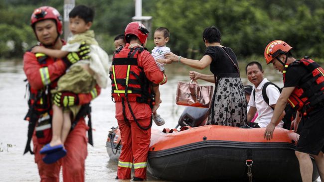 FOTO: China Dilanda Banjir hingga Longsor, 15 Orang Tewas