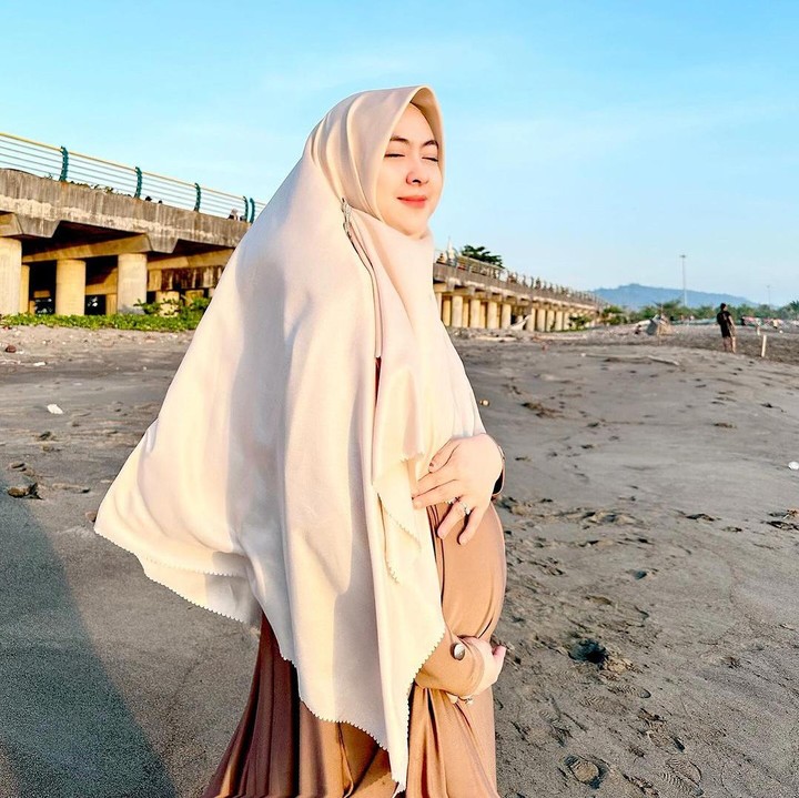 <p>Unggahan foto Shindy ini banjir pujian dari netizen. Banyak yang memuji paras Shindy yang semakin cantik di glowing di kehamilan keduanya. "Cantiknya bumiiil," tulis akun @da***. "Sehat selalu bumil dokter cantik," ujar @s_k***. (Foto: Instagram @dr.shindyputri_)</p>