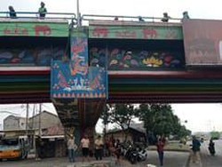 2 Pekerja PU Bandar Lampung Jatuh dari Flyover Saat Perbaiki Lampu, 1 Tewas