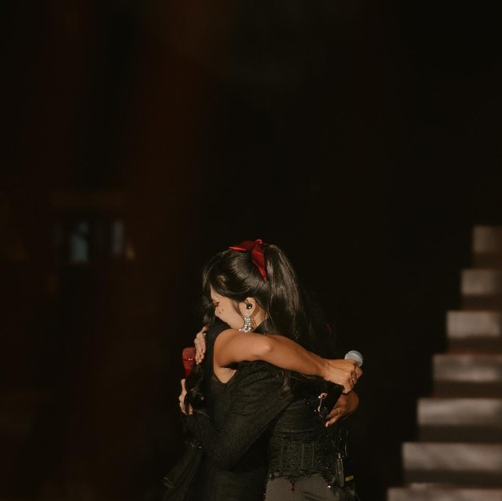 <p>Isyana tak lupa berbagi pelukan dengan sang idola. Isyana memeluk erat Anggun ketika selesai membawakan penampilan mereka. "Terima kasih Mba Anggun selalu memberikan energi, <em>influence</em>, dan semangat untuk kami para musisi muda terutama kami para wanita agar terus bisa berkarya selama-lamanya, dan apa adanya. Hidup musik dari hati!" ucapnya. (Foto: by @sancoyopurnomo from Instagram @isyanasarasvati)</p>