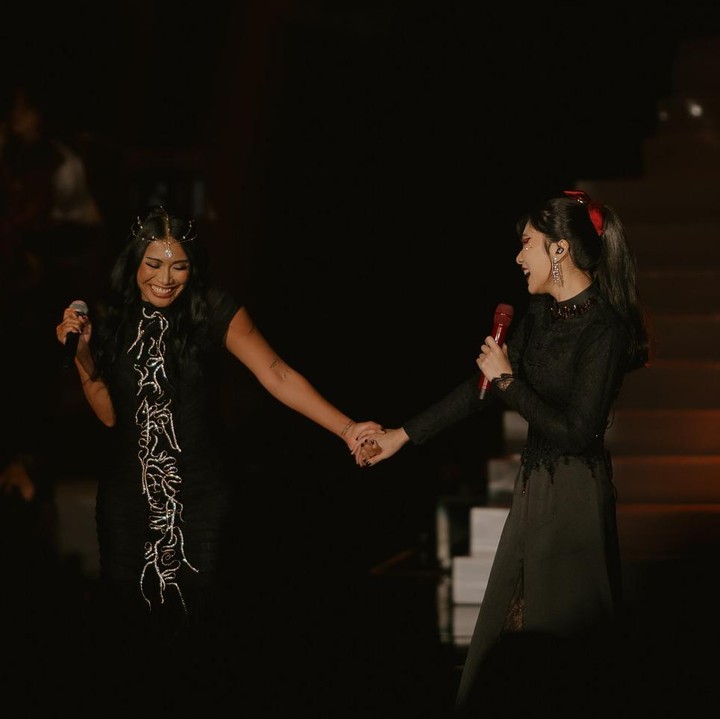 <p>Dalam potret yang dibagikan, Isyana Sarasvati tampak bergandengan tangan dengan Anggun saat menyanyikan lagu bersama-sama. Isyana sangat bahagia bisa tampil bersama idolanya, Bunda. (Foto: by @sancoyopurnomo from Instagram @isyanasarasvati)</p>