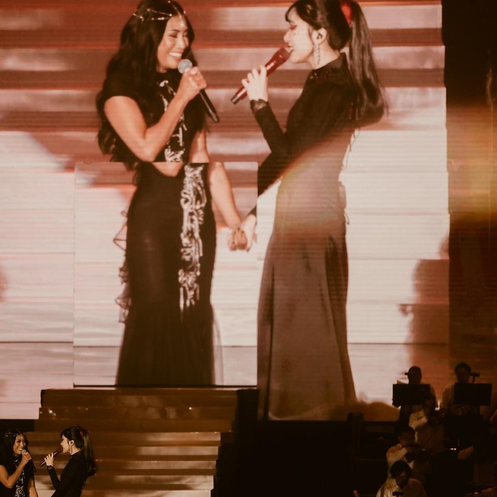 <p>Unggahan tersebut langsung diramaikan oleh netizen. Banyak yang ikut berbahagia melihat Isyana bisa duet dengan Anggun. "<em>Gak</em> berhenti bilang terpukau liat <em>repost story</em>-mu pas tampil di sana tadi. Walaupun <em>gak</em> hadir langsung tapi energinya kerasa sampai sini. Keren banget Isyana dan Anggun," komentar akun @pandap***. "Semoga karier Isyana bisa melambung jauh seperti Anggun bahkan bisa lebih aamiin," kata @josep.**** (Foto: by @sancoyopurnomo from Instagram @isyanasarasvati)</p>