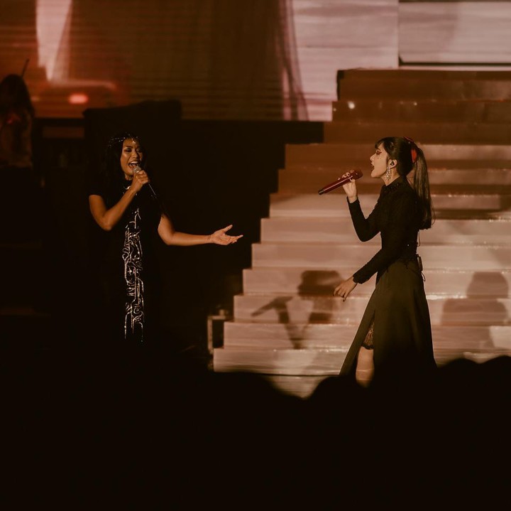 <p>Isyana Sarasvati membagikan pencapaian terbarunya. Ia berbangga hati bisa tampil di konser Anggun C Sasmi yang bertajuk <em>Enchanting Anggun and friends Concert. </em> (Foto: by @sancoyopurnomo from Instagram @isyanasarasvati)</p>