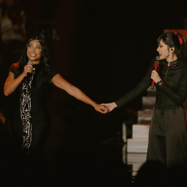 <p>"Mba Anggun, salah satu pahlawanku dalam bermusik sedari kecil. Jengg ku yang sangat aku sayangi, terima kasih atas kesempatan yang luaar biasa buat aku, sebuah kehormatan untuk aku bisa turut meramaikan<em> Enchanting Anggun and friends Concert,</em>" tulis Isyana dalam unggahan fotonya. (Foto: by @sancoyopurnomo from Instagram @isyanasarasvati)</p>