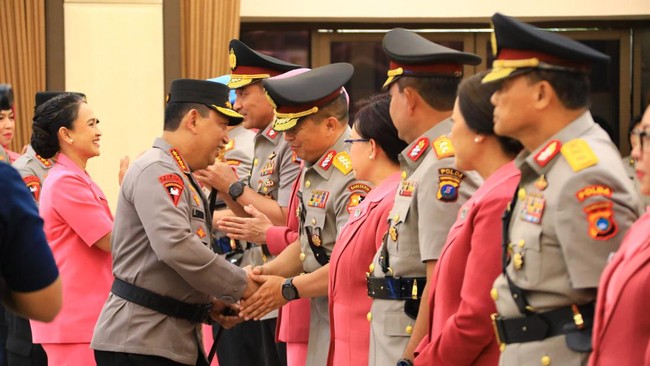 Kapolri Jenderal Listyo Sigit Prabowo resmi melantik delapan perwira tinggi sebagai kapolda, termasuk Irjen Ribut Hari Wibowo sebagai Kapolda Jateng.