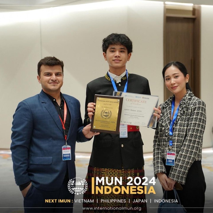 <p>Baru-baru ini, Bunga Zainal membagikan prestasi Karan. "Tanpa alasan aku merasa terharu atas kemenangan Karan di acara @international_mun dalam kategori <em>Geting Most Outstanding Delegate Award.</em> Jangan berhenti di sini ya Nak, jangan berhenti belajar, jangan takut gagal, dan jangan merasa cepat puas!" tulis Bunga dalam unggahannya. (Foto: Instagram @bungazainal05)</p>