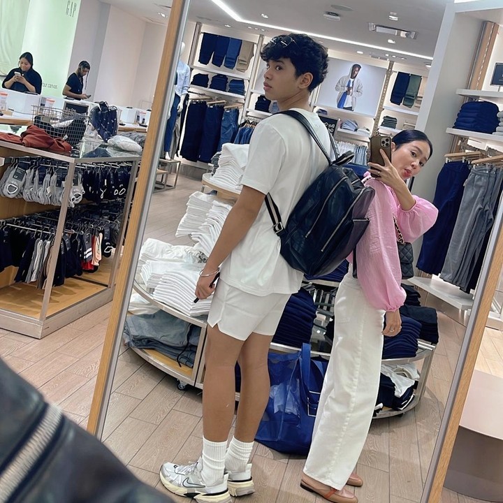 <p>Karan sangat dekat dengan sang Bunda. Keduanya sering menghabiskan <em>quality time</em> bersama di waktu luang. (Foto: Instagram @bungazainal05)</p>