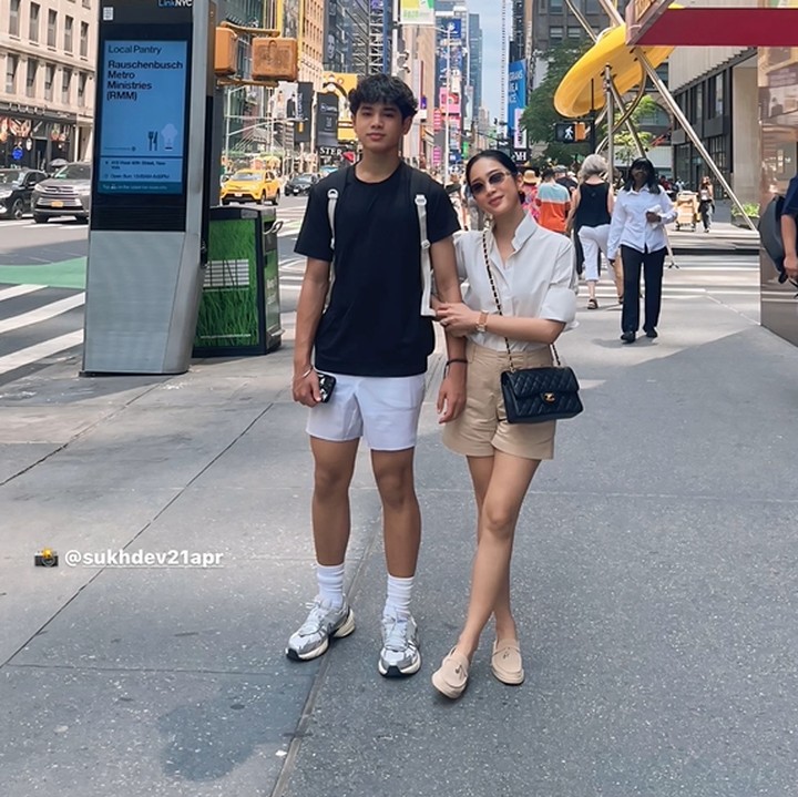 <p>Tak hanya parasnya yang tampan, tinggi badan Karan yang kini beranjak remaja juga sudah melampaui sang Bunda. Banyak netizen memuji paras Karan yang tampan lho. "Anak bujangnya ganteng," kata akun @hyeeun****. "Kayak bukan anak sama ibu, tapi kayak adiknya," ucap @uus***** (Foto: Instagram @bungazainal05)</p>