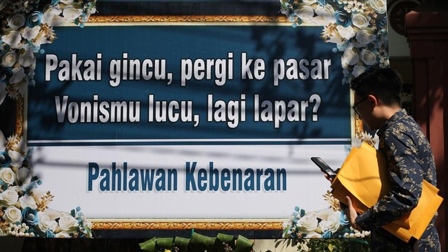 Dalam rapat dengan Komisi III DPR, KY mengungkap sejumlah temuan pelanggaran kode etik tiga pengadil PN Surabaya nan memvonis bebas terdakwa Ronald Tannur.